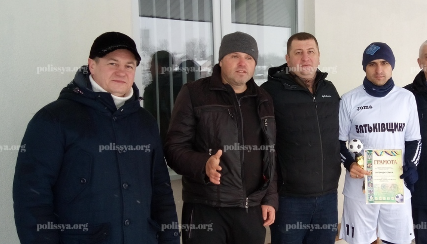 Нардеп Сергій Євтушок, головний спеціаліст відділу спорту Олександр Котяш, депутат райради Віталій Петренк та капітан команди переможців Дмитро Новак.