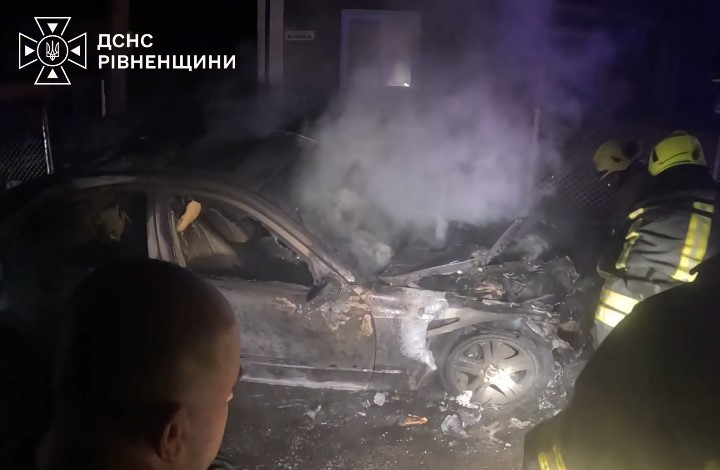 У Рівному згорів припаркований Mercedes-Benz